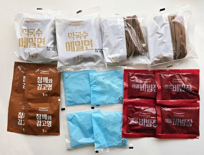 메밀면 4개, 매콤 비빔장 4개, 동치미 육수 4개, 참깨와 김고명 4개