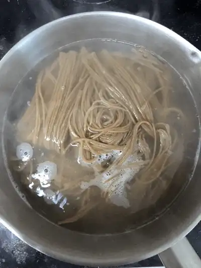 끓는 물에 메밀면을 삶는 모습