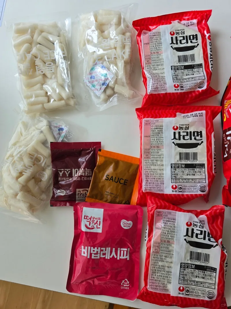 떡 3봉, 농심 사리면 3개, 소스 3종