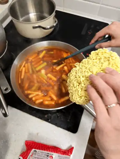 끓는 떡볶이에 사리면을 넣는 모습