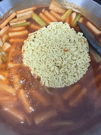 끓는 국물 속 사리면