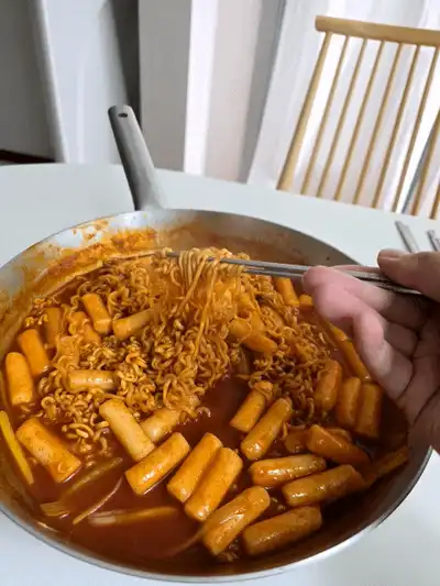 라볶이 면을 젓가락으로 드는 모습