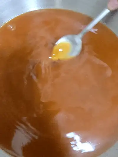 끓는 물에 부대 소스를 푸는 모습