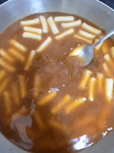 부대 소스 국물에 떡을 넣은 모습