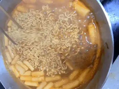 떡과 라면을 넣고 졸이는 모습