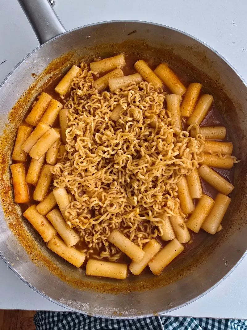 팬에 담긴 부대 라볶이