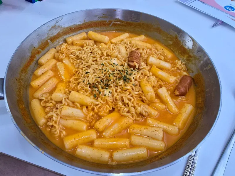 소시지와 파슬리를 올린 로제 라볶이