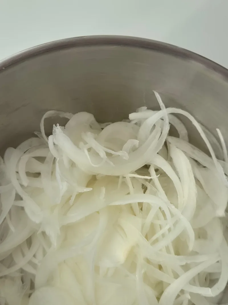 얇게 채 썬 양파