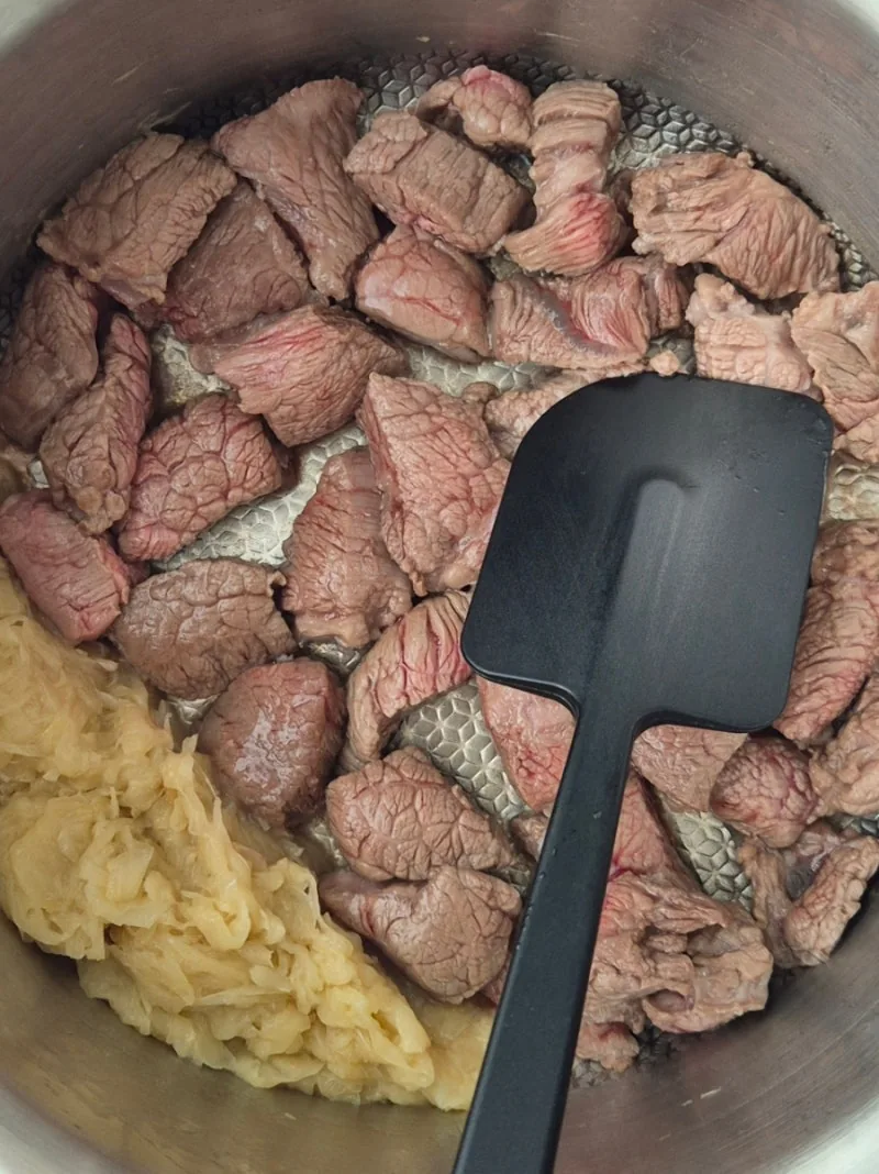 카라멜라이징한 양파 옆에서 볶는 소고기
