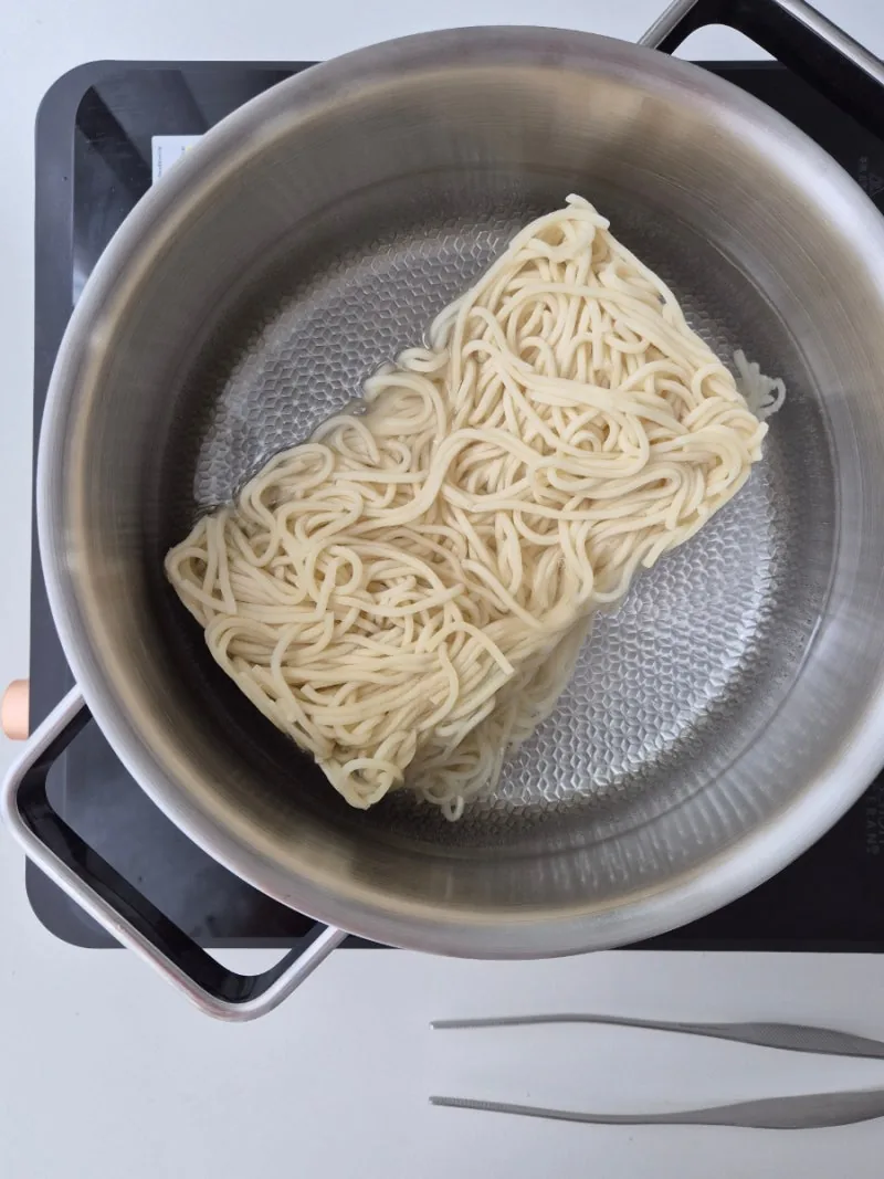 끓는 물에 넣은 냉동 중화면