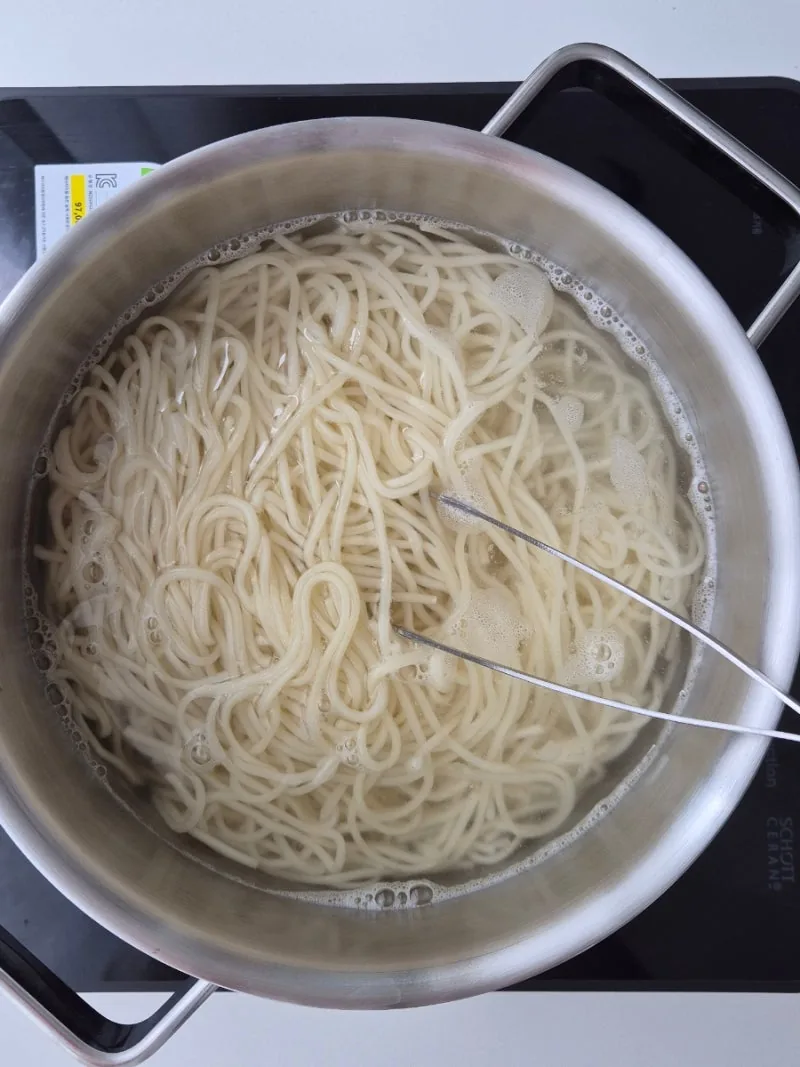 끓는 물에서 풀어지는 중화면