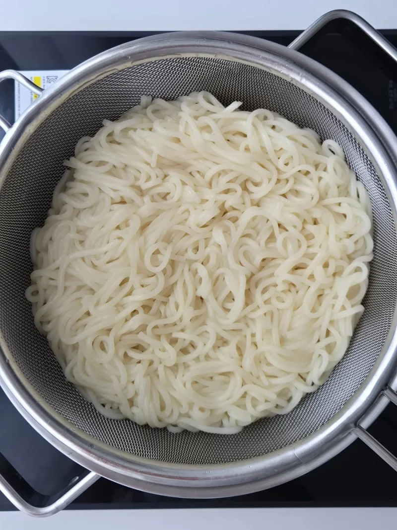 체에 밭쳐 물기를 뺀 중화면