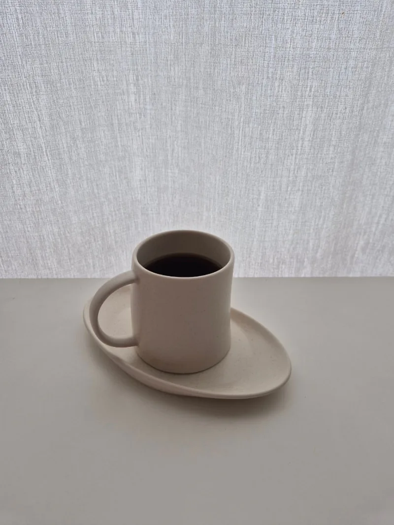 창가에 둔 커피 한 잔