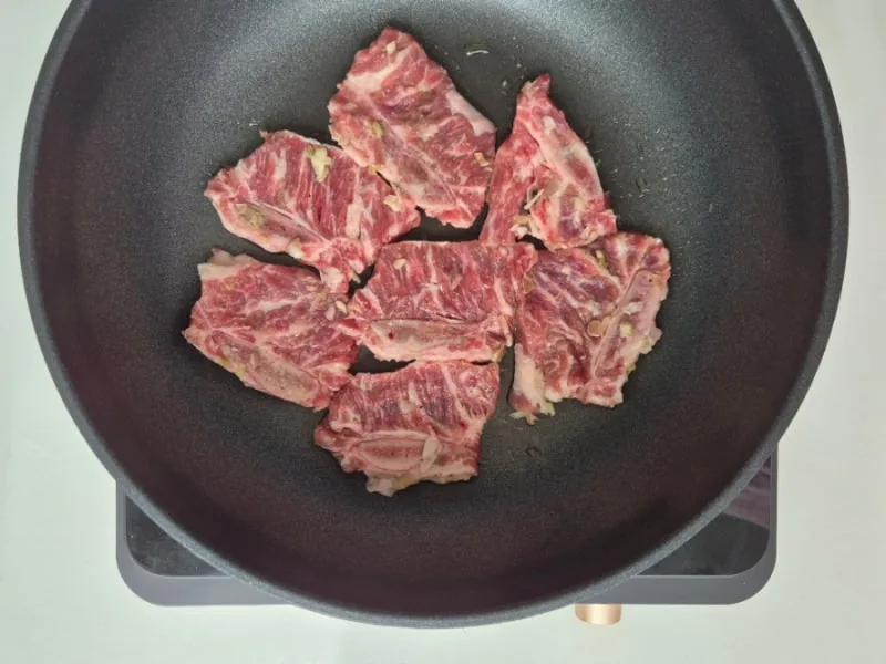 프라이팬에 올린 LA갈비