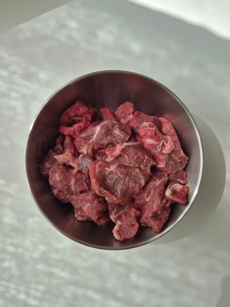 핏물을 빼고 한 입 크기로 썬 척아이롤