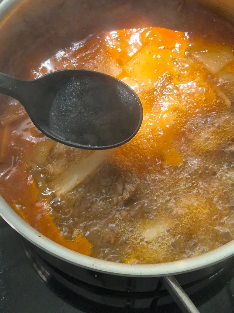 끓는 국에 참치액을 넣는 모습