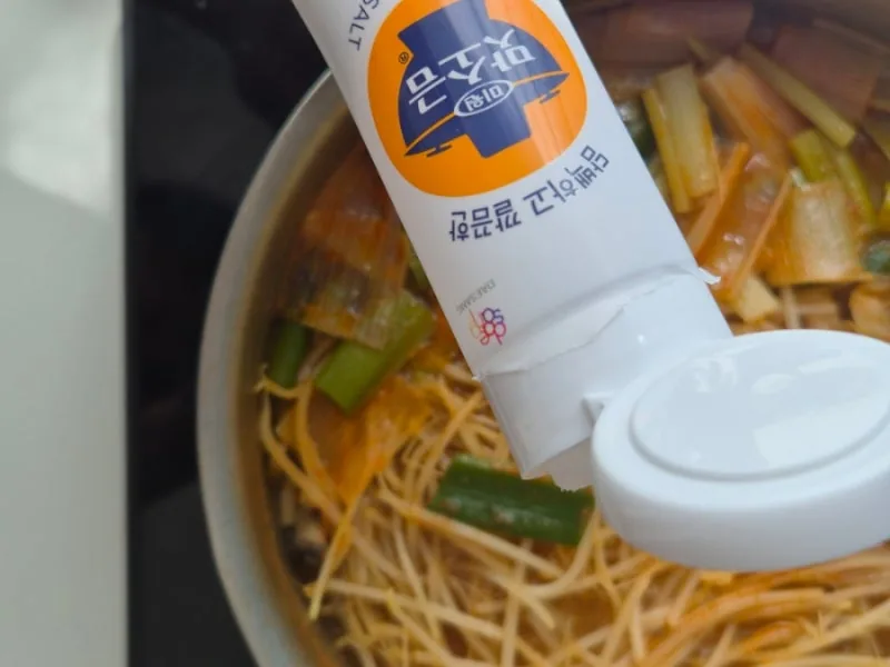 맛소금으로 간을 맞추는 모습