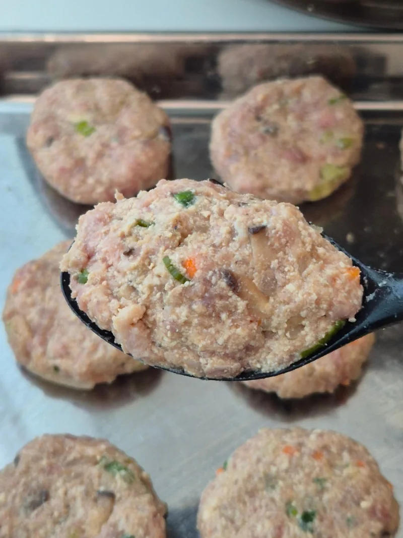 계량 스푼으로 반죽을 한 스쿱 뜬 모습